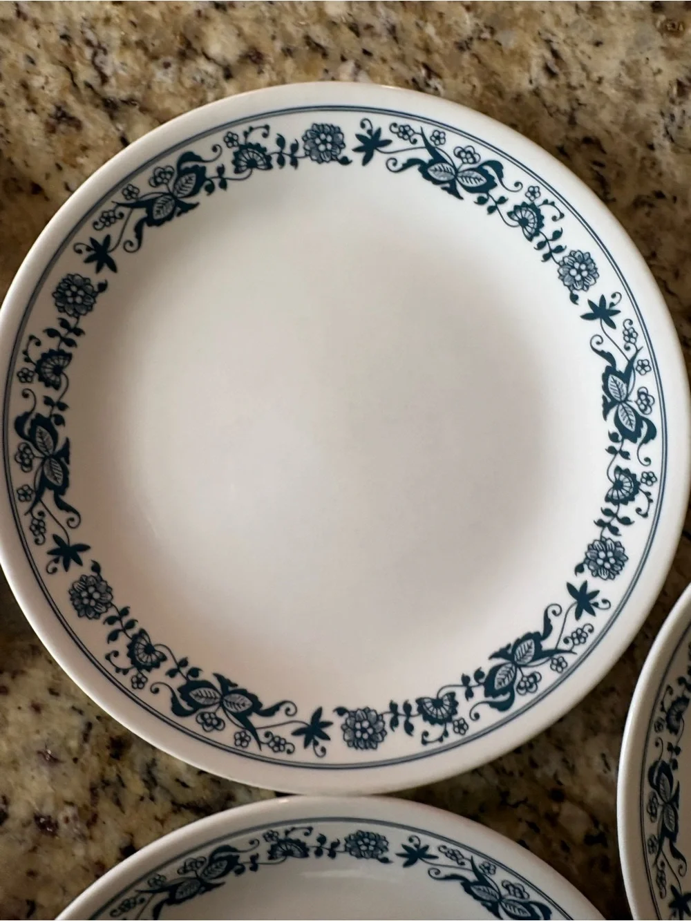 Vintage Corelle “Old Town Blue” 8.5” plates- Set of 5 - Picture 5 of 8